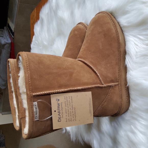BearPaw Shoes - Offers Invited  💚  Women's  Bearpaw Boots Size 8. New!